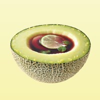 ワインをトッピングした半カットメロン。