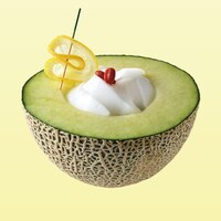 杏仁豆腐をトッピングした半カットメロン。