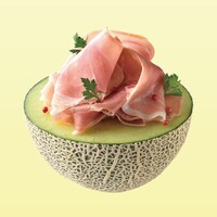 生ハムをトッピングした半カットメロン。