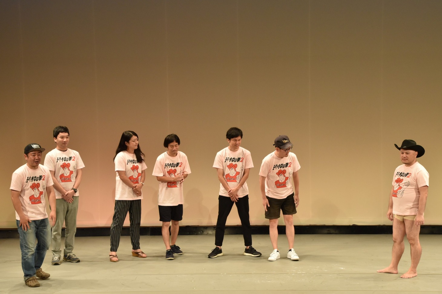 ハリウッドザコシショウ（右端）と、このライブを手伝った後輩芸人たち。