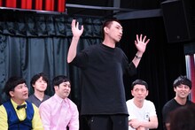 CM披露前に立ち上がってアピールするやさしいズ・タイ。