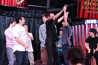 ハイタッチして喜びを分かち合うやさしいズ・タイと田端都望氏。