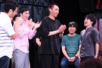 やさしいズ（左から2人目、3人目）とCMクリエイターの田端都望氏（右端）。