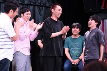 やさしいズ（左から2人目、3人目）とCMクリエイターの田端都望氏（右端）。