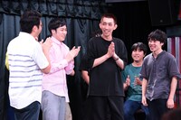 やさしいズ（左から2人目、3人目）とCMクリエイターの田端都望氏（右端）。
