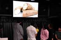 やさしいズチームのCM「原石を、探しに行こう。」を再度上映する様子。