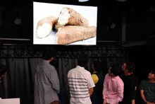 やさしいズチームのCM「原石を、探しに行こう。」を再度上映する様子。