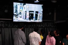 やさしいズチームのCMを鑑賞する一同。