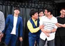 自分たちに票を入れてくれた西尾支配人に抱きつくラフレクランきょん。