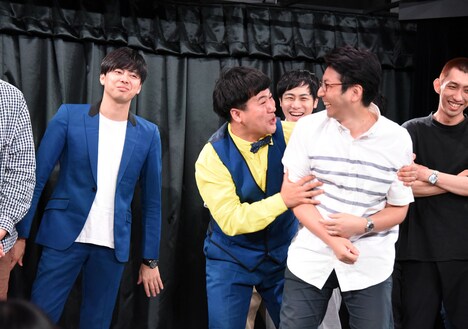 自分たちに票を入れてくれた西尾支配人に抱きつくラフレクランきょん。