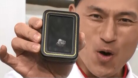 ダイヤモンドを手にするオードリー春日。(c)フジテレビ