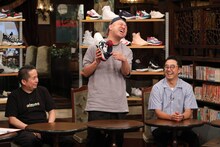 「石橋貴明のたいむとんねる」でスニーカーについて語るレイザーラモンRG（中央）。(c)フジテレビ