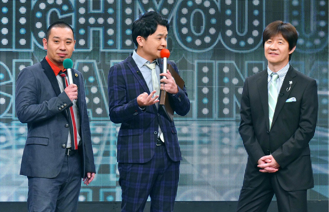 進行役の千鳥とMCの内村光良（右）。