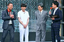 2丁拳銃（中央2人）と進行役の千鳥。