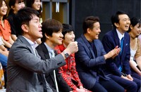 ネタを鑑賞するMC陣。