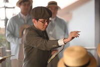 シソンヌじろう演じるスポーツ記者・尾高。(c)NHK