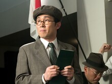 「いだてん」でスポーツ記者を演じるシソンヌじろう。(c)NHK