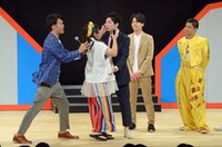 トークコーナーより。ユースフルデイズしょーごにキスを迫るフォーリンラブ・バービー。