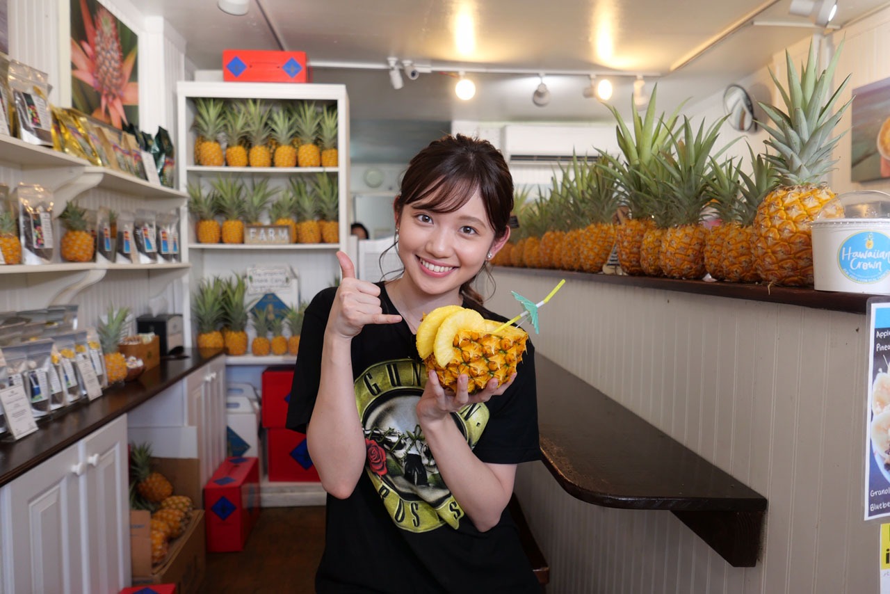 ガンズ・アンド・ローゼズTシャツでハワイロケに登場した田中瞳アナウンサー。(c)テレビ東京