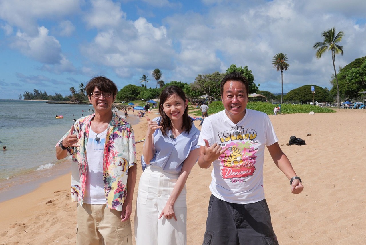 ハワイロケに臨む田中瞳アナウンサー（中央）とさまぁ～ず。(c)テレビ東京