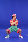 「うんこスクワットたいそう」を披露する永野。(c)フジテレビ