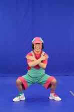 「うんこスクワットたいそう」を披露する永野。(c)フジテレビ