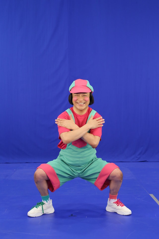 「うんこスクワットたいそう」を披露する永野。(c)フジテレビ