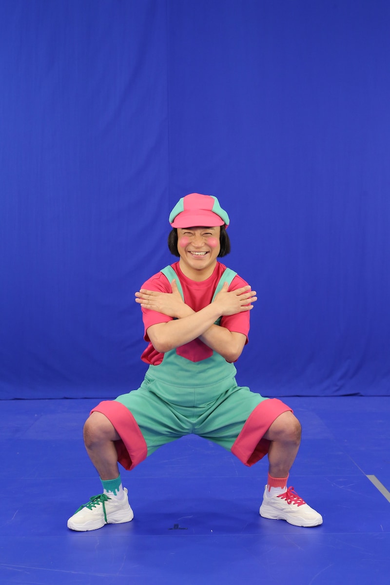 「うんこスクワットたいそう」を披露する永野。(c)フジテレビ