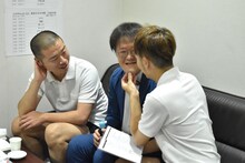 普段からアゴを触らせないようにしているというアインシュタイン稲田（中央）のアゴをすぐに捕まえてみせるアキナ秋山（右）。