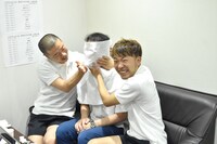 “アゴ拓”を取るアインシュタイン稲田（中央）とアキナ。