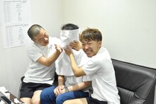 “アゴ拓”を取るアインシュタイン稲田（中央）とアキナ。