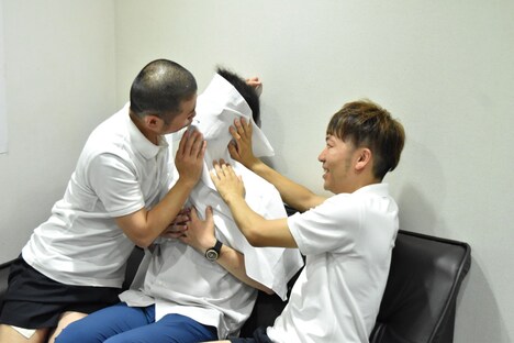 アキナは「これは俺らからのプレゼント」と布越しにキス。