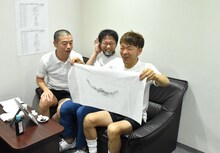 “アゴ拓”を取るアインシュタイン稲田（中央）とアキナ。