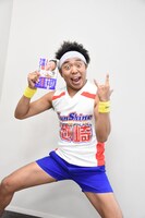 「空前絶後の保護猫ライフ！池崎の家編」を手にポーズを決めるサンシャイン池崎。