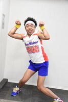 猫ポーズのリクエストに答えるサンシャイン池崎。