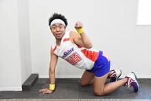 猫ポーズを披露するサンシャイン池崎。