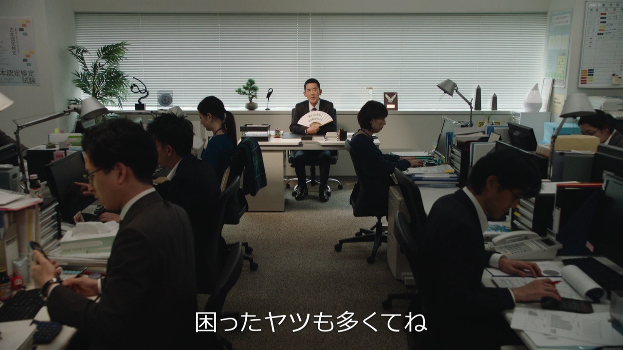 Web動画「連絡とれるくん 円楽部長の解決策！篇」のワンシーン。