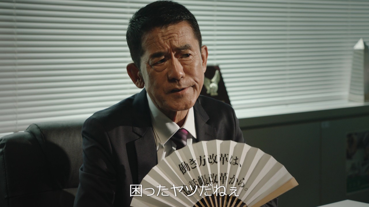 Web動画「連絡とれるくん 円楽部長の解決策！篇」のワンシーン。