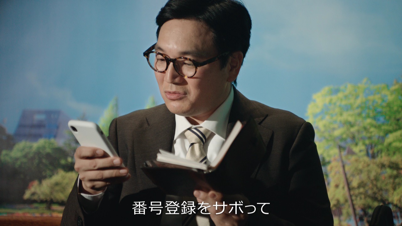 Web動画「連絡とれるくん 円楽部長の解決策！篇」のワンシーン。