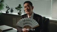Web動画「連絡とれるくん 円楽部長の解決策！篇」のワンシーン。
