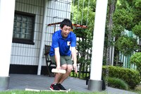 モルックを投げるさらば青春の光・森田。