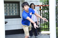 モルックを投げるタイーク金井。