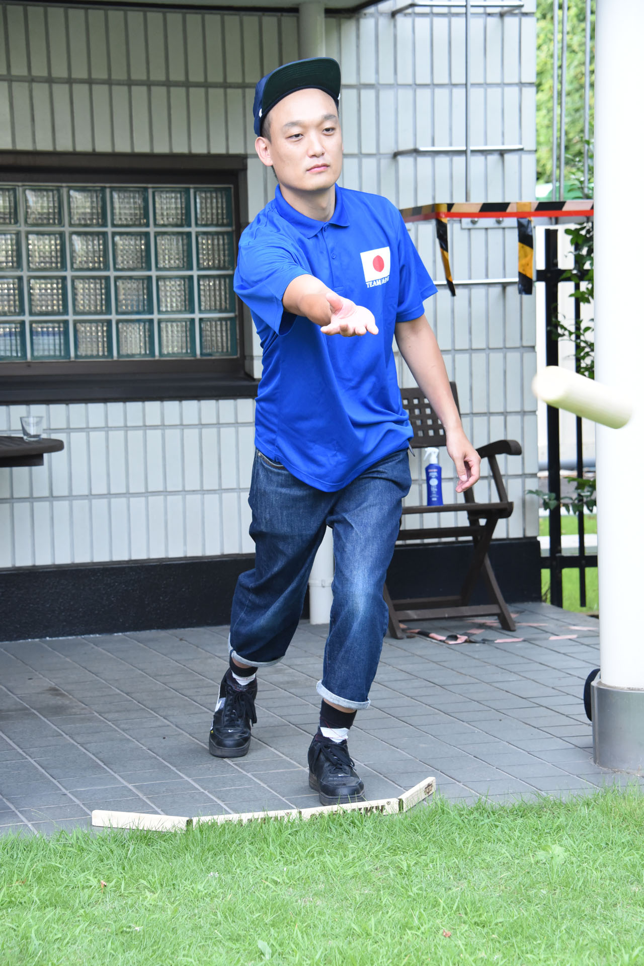 モルックを投げるみなみかわ。