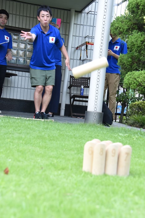 モルックを投げるさらば青春の光・森田。