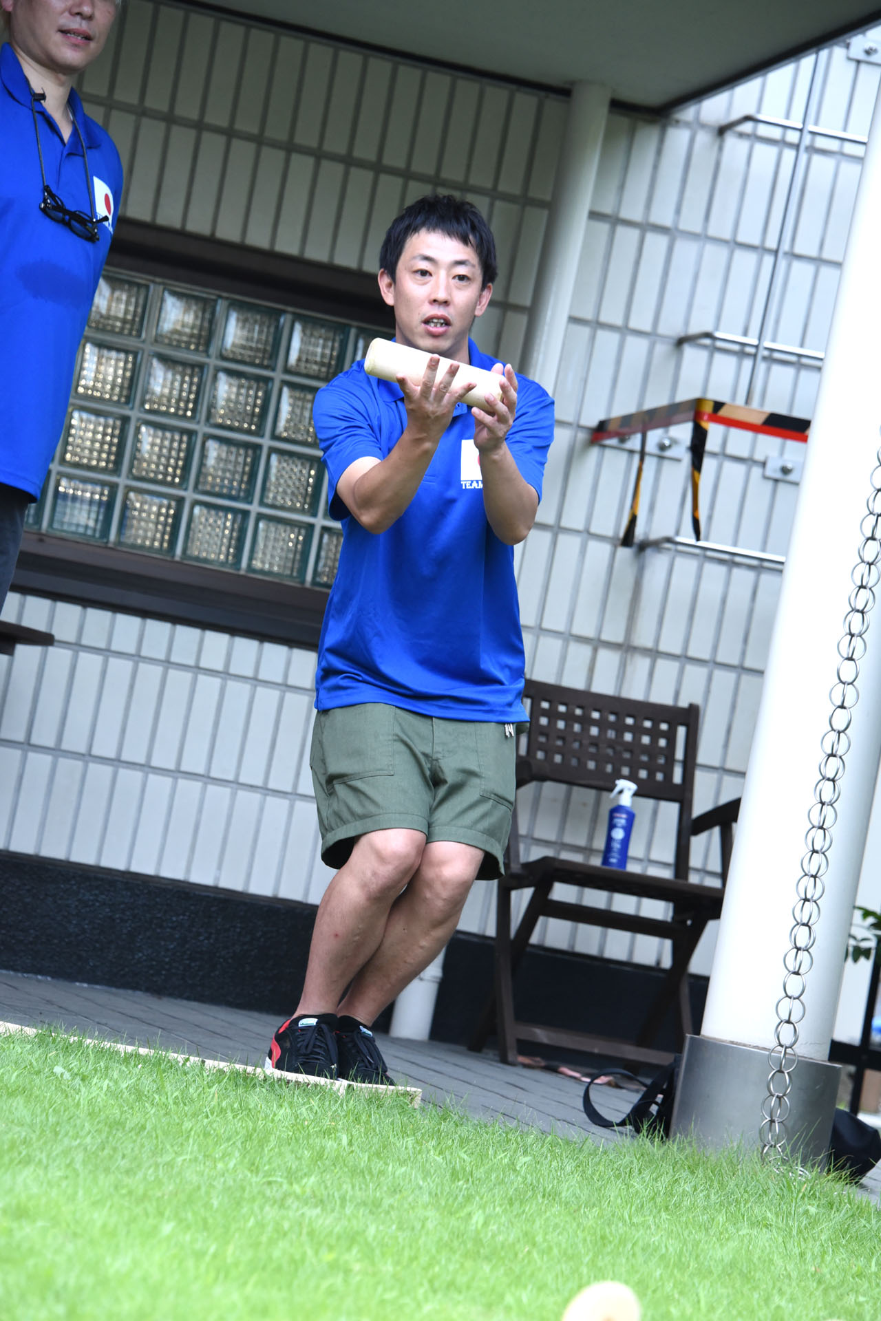 モルックを投げるさらば青春の光・森田。