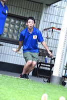 モルックを投げるさらば青春の光・森田。