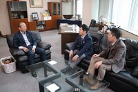 創業者の長男である現会長にヒット商品誕生秘話を聞く爆笑問題。