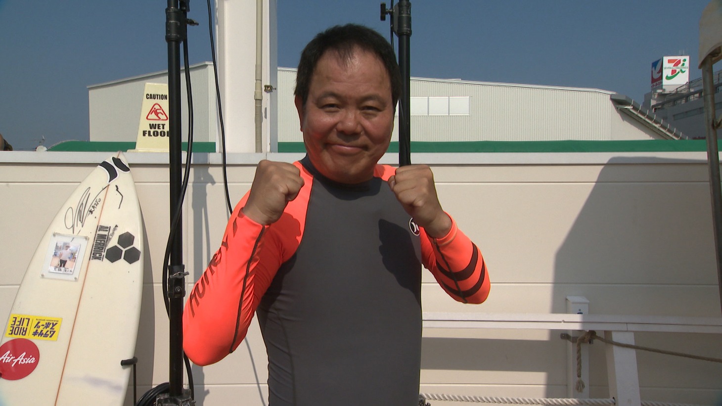 サーフィン対決に出場する、ほんこん。(c)フジテレビ