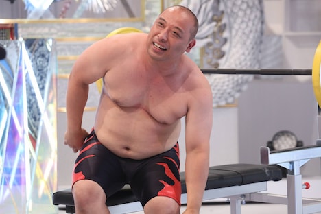 ベンチプレス対決に出場する、トム・ブラウンみちお。(c)フジテレビ