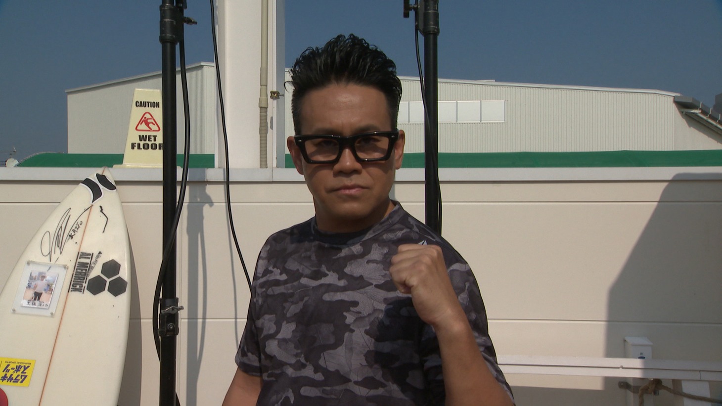 サーフィン対決に出場する、宮川大輔。(c)フジテレビ